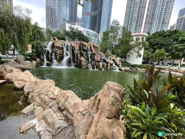 荃灣海濱公園有好多獨特好靚嘅建築物，亦都有山溪流水，喺度散吓...