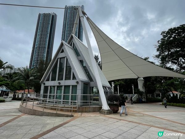 荃灣海濱公園有好多獨特好靚嘅建築物，亦都有山溪流水，喺度散吓...