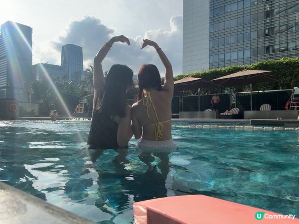 深圳星河麗思卡爾頓酒店擁有一個氣派的室內泳池,採用大理石裝飾...