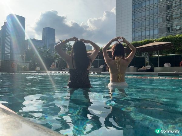 深圳星河麗思卡爾頓酒店擁有一個氣派的室內泳池,採用大理石裝飾...