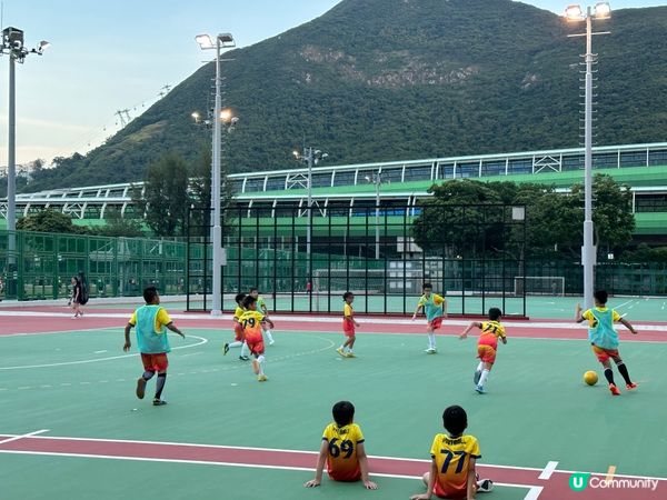 最愛陽光與好天氣，在烈日下踢足球，流到一身汗，好陽光好熱血好...