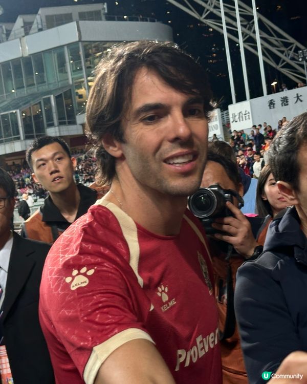 賀歲盃，球星卡卡勁親民