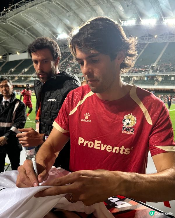 賀歲盃，球星卡卡勁親民