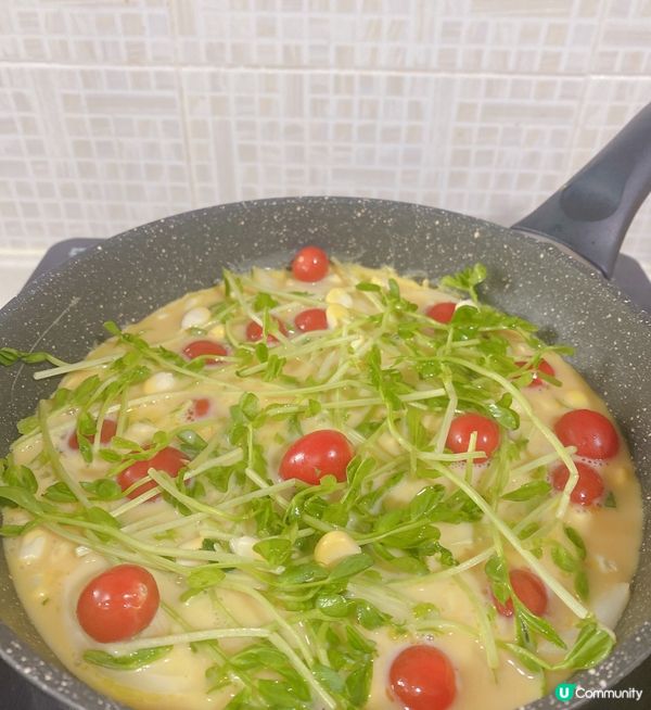 今日整咗個車厘茄豆苗洋葱🧅粟米櫻花蝦蛋餅，做法好簡單，不過幾...