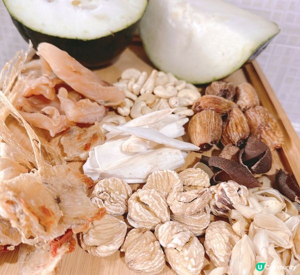 天氣涼涼地煲個湯飲吓，今日煲咗個日月魚響螺有料冬瓜湯，好清甜...