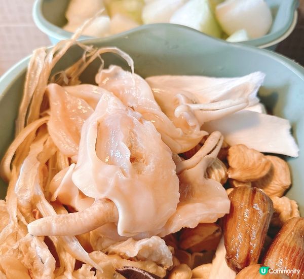 天氣涼涼地煲個湯飲吓，今日煲咗個日月魚響螺有料冬瓜湯，好清甜...