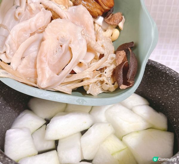 天氣涼涼地煲個湯飲吓，今日煲咗個日月魚響螺有料冬瓜湯，好清甜...