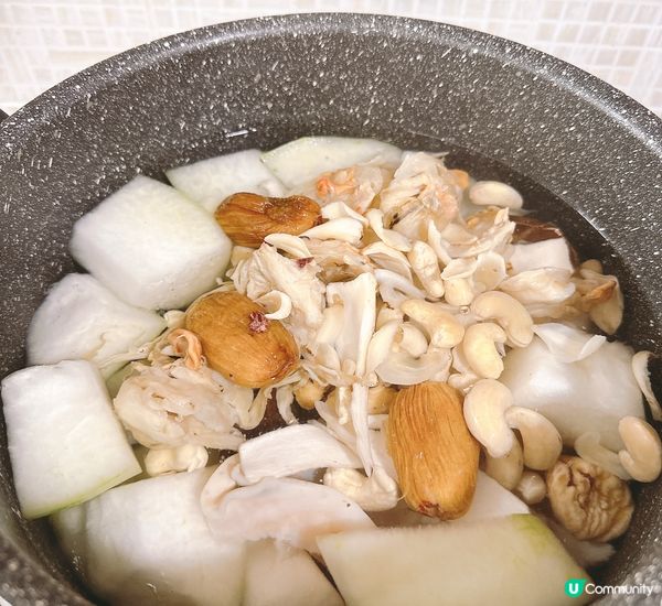 天氣涼涼地煲個湯飲吓，今日煲咗個日月魚響螺有料冬瓜湯，好清甜...