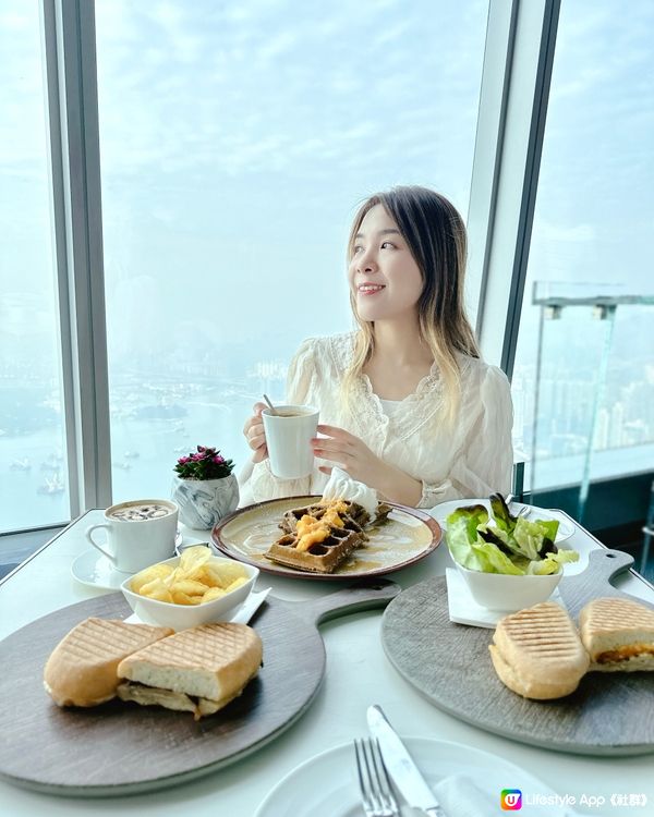 高空一邊欣賞香港景色，一邊午餐