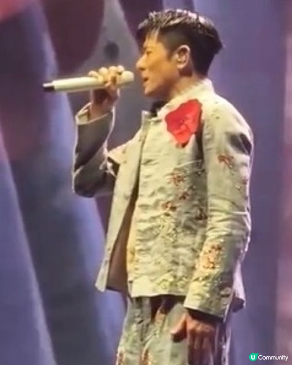 燈光與舞影交織的震撼夜 🌌