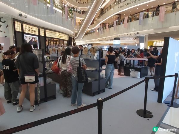 MOKO Seventeen Popup Store人山人海