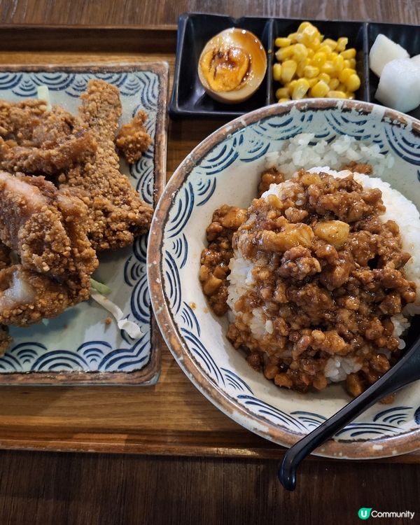 走進餐廳，一股酸餿味撲鼻。餐點上桌，炸排骨泛油發黑，米飯硬如...