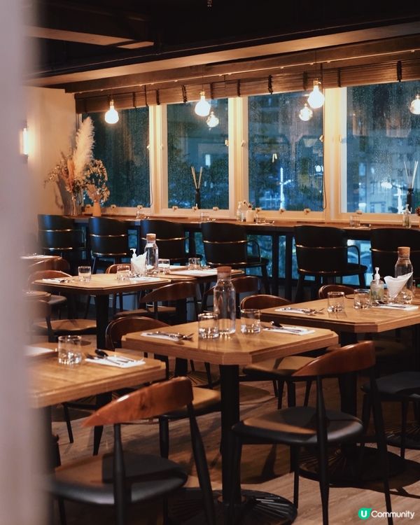 昏暗嘅燈光，幽靜嘅環境，聽唔到外面繁華嘅聲音，只有自己同朋友...