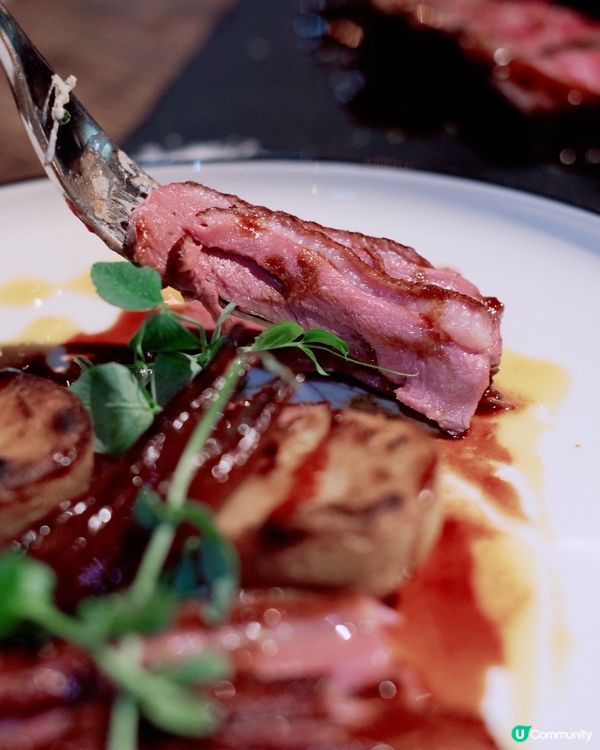 昏暗嘅燈光，幽靜嘅環境，聽唔到外面繁華嘅聲音，只有自己同朋友...