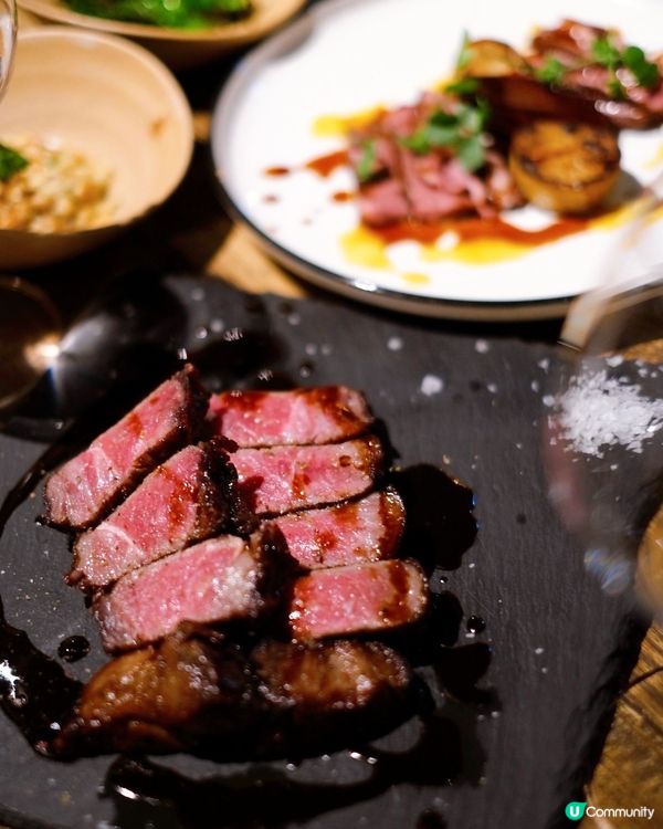 昏暗嘅燈光，幽靜嘅環境，聽唔到外面繁華嘅聲音，只有自己同朋友...