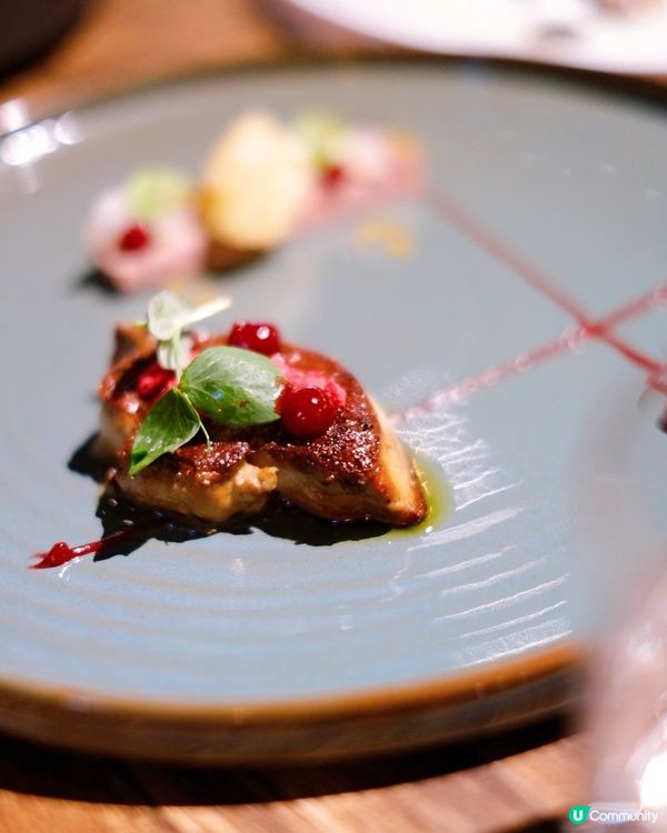 昏暗嘅燈光，幽靜嘅環境，聽唔到外面繁華嘅聲音，只有自己同朋友...