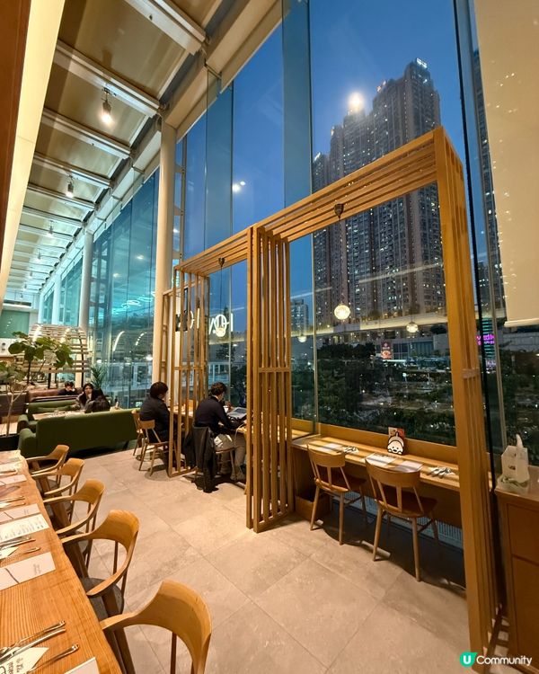 愜意木系Café．巨大落地大玻璃
