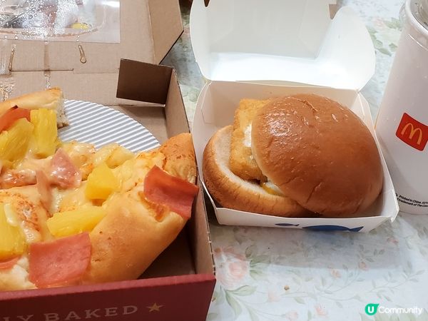 今晚媽爸同朋友食飯，我自己買買了pizza+m記雙層魚柳包中...