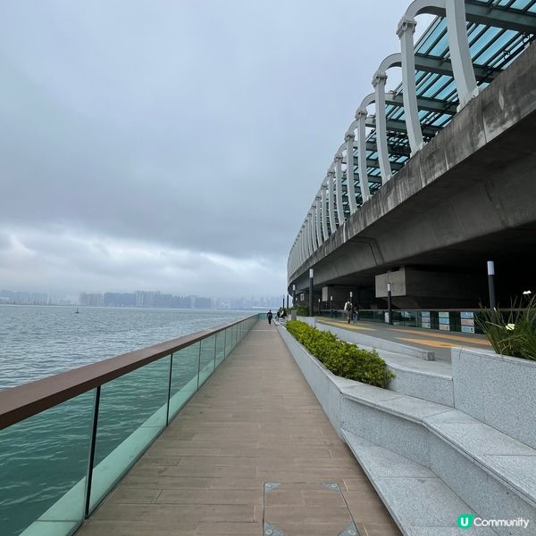 高成本的玻璃棧道