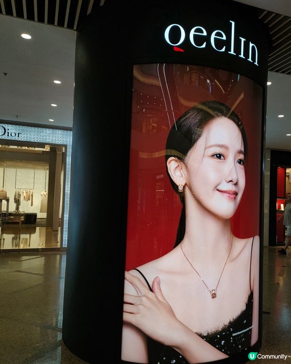 銅鑼灣時代廣場二樓升降機旁邊，有潤娥代言珠寶廣告牌出沒！💎