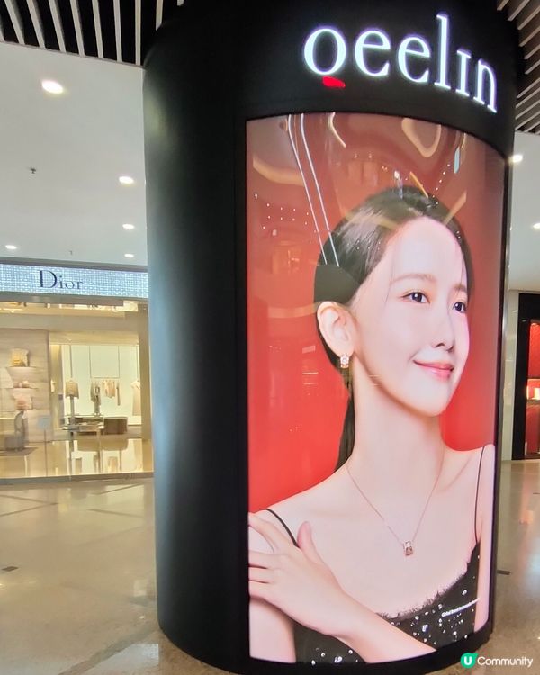 銅鑼灣時代廣場二樓升降機旁邊，有潤娥代言珠寶廣告牌出沒！💎