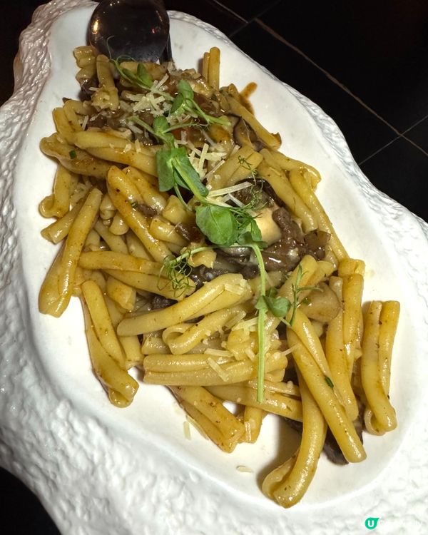 鬧市中的戶外露天西餐