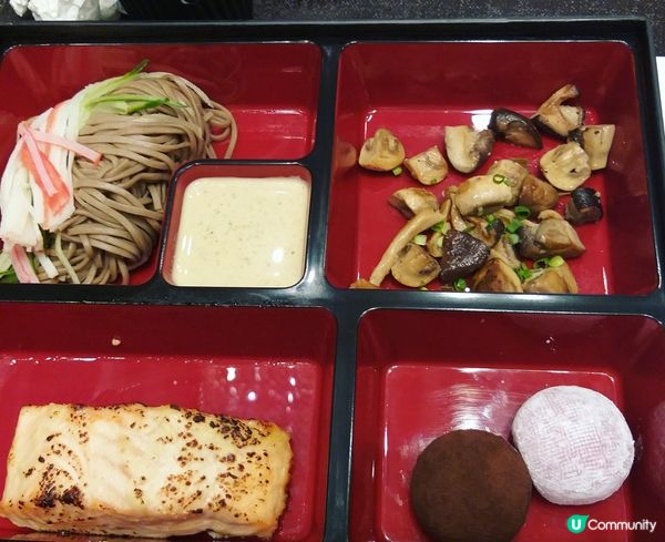 昨天的午餐，終於似日式料理，味道很好，略嫌不熱，三文魚的份量...