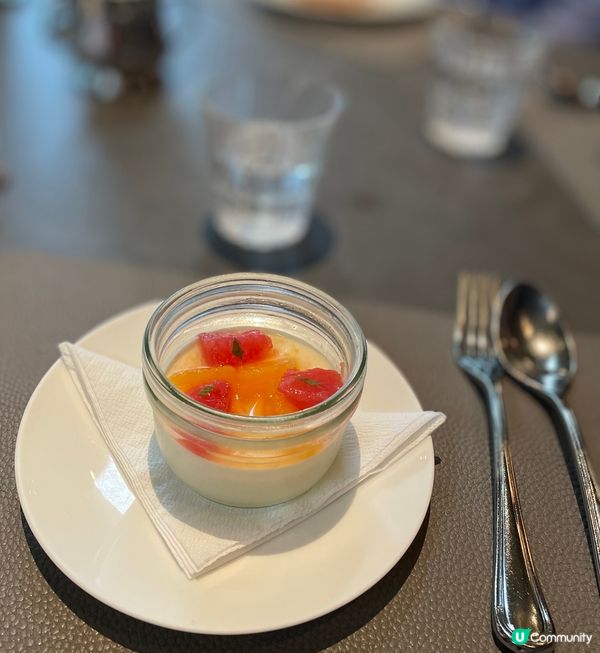 忙碌工作中歇一歇，慢慢享受3-course法式午餐，寧靜的環...