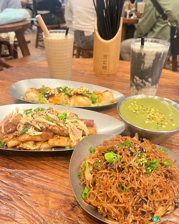 招牌麻婆腐皮蛋餅🤤！老乾媽炒米粉夠惹味😋！