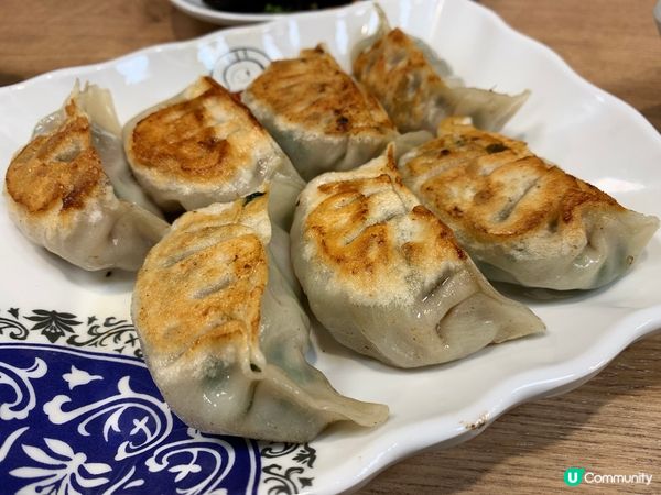 呢間餃子專門店，今晚行開呢個商場先知原來呢度又開一間，開放式...