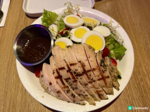 升降機係八樓停低開門，就被呢個DJ打碟播歌區吸引住眼球。雖則...