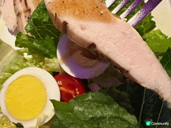 升降機係八樓停低開門，就被呢個DJ打碟播歌區吸引住眼球。雖則...