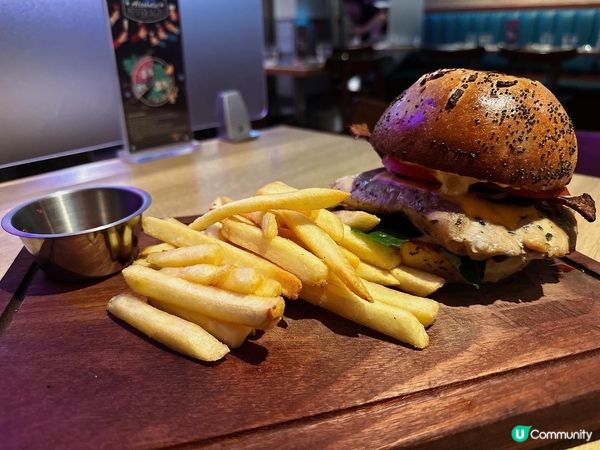 升降機係八樓停低開門，就被呢個DJ打碟播歌區吸引住眼球。雖則...