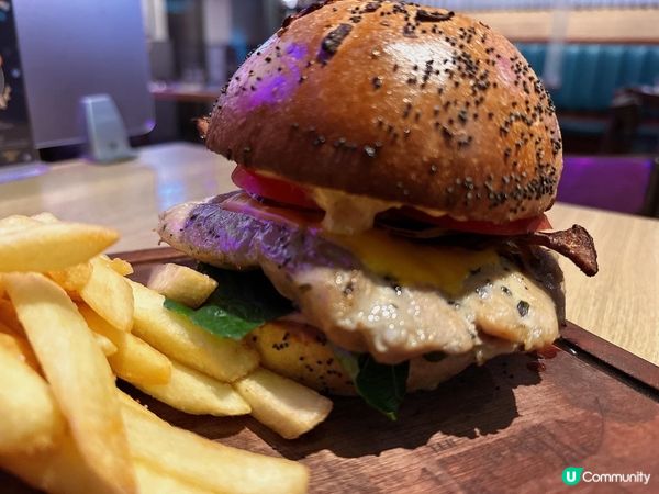 升降機係八樓停低開門，就被呢個DJ打碟播歌區吸引住眼球。雖則...