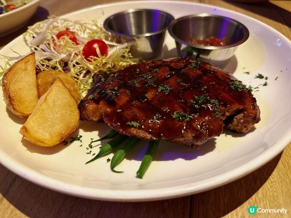 升降機係八樓停低開門，就被呢個DJ打碟播歌區吸引住眼球。雖則...