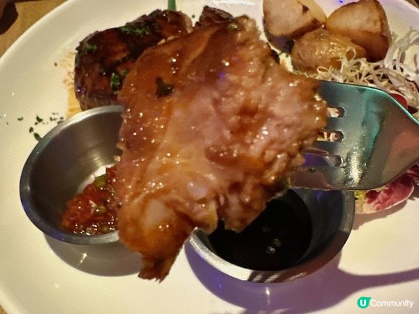 升降機係八樓停低開門，就被呢個DJ打碟播歌區吸引住眼球。雖則...