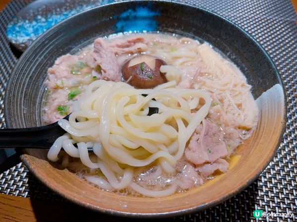 主打各式日本料理，手握壽司及和風小食