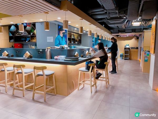 主打各式日本料理，手握壽司及和風小食