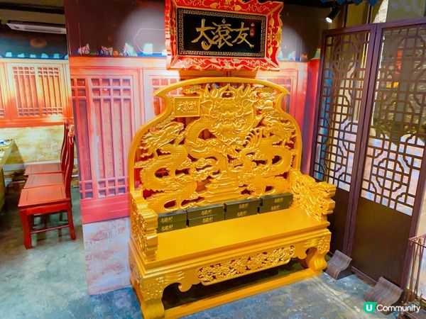 超華麗嘅宮廷風設計，有大大張龍椅又有聖旨(餐牌)😂