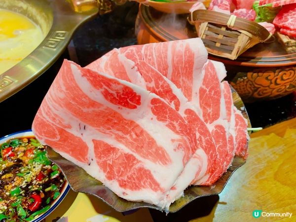 超華麗嘅宮廷風設計，有大大張龍椅又有聖旨(餐牌)😂