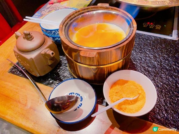 超華麗嘅宮廷風設計，有大大張龍椅又有聖旨(餐牌)😂