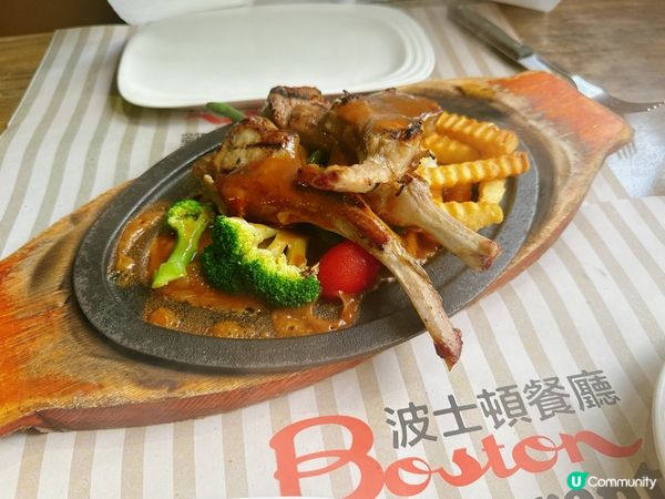 位於灣仔的波士頓餐廳開業多年，最出名的就是火焰牛柳，職員在你...
