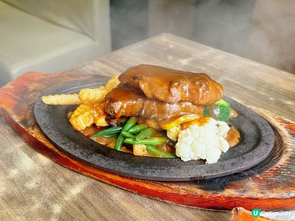 位於灣仔的波士頓餐廳開業多年，最出名的就是火焰牛柳，職員在你...