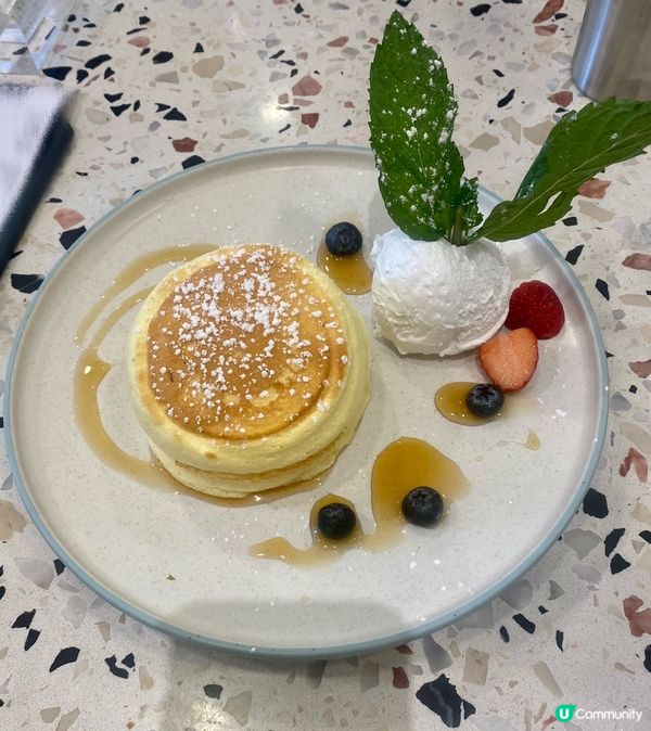 估唔到冰室都有疏乎厘pancake，叫咗個原味試試，可惜好似...