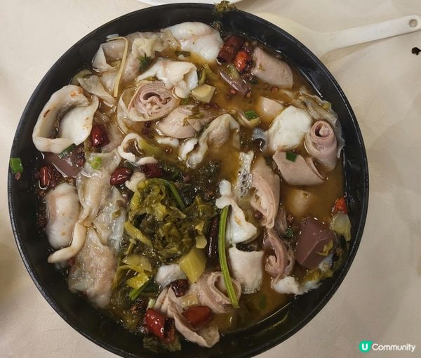 酸菜魚加鴨血，腸灌腸及肉燕餃。好好味😋😋