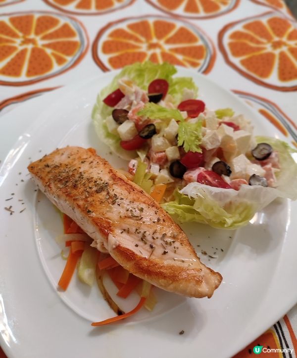 香煎三文魚柳配雜果沙律