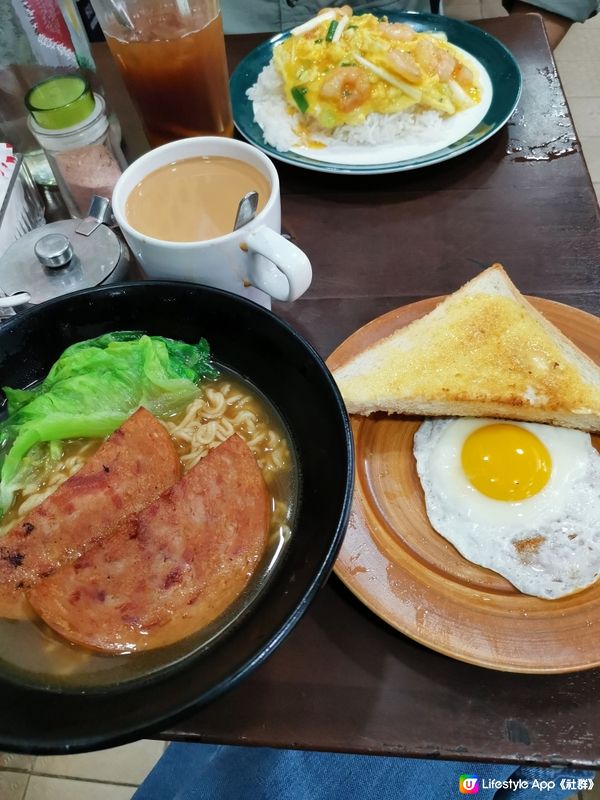 下午2：00仲可吃早餐,6款配料揀一款,話哂一丁面已加價,好...