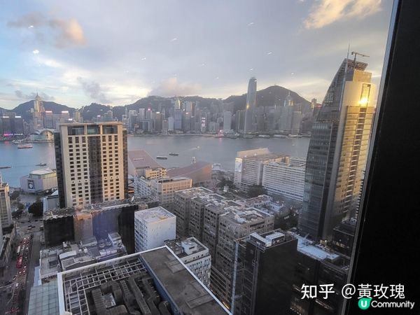 從九龍半島遠眺香港