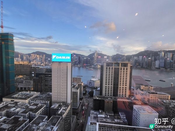 從九龍半島遠眺香港