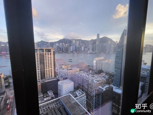 從九龍半島遠眺香港